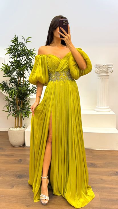 Abito da sera plissettato con maniche a palloncino color arachidi