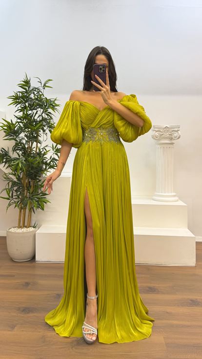 Abito da sera plissettato con maniche a palloncino color arachidi