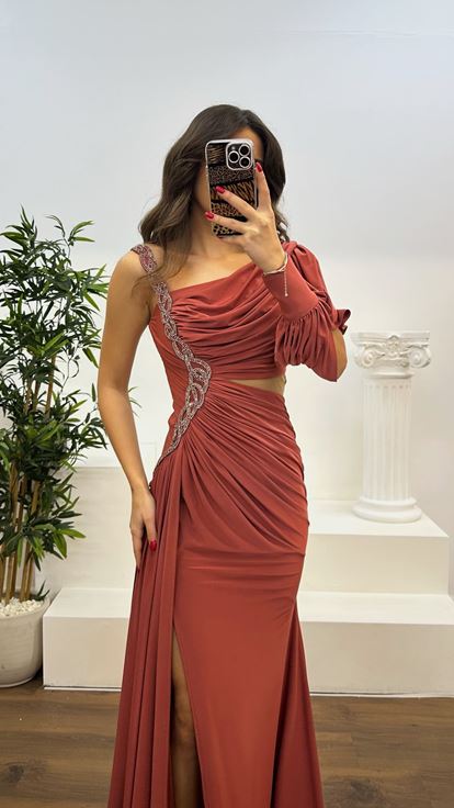 Vestido de noche con detalle de bordado y manga única de piel de cebolla