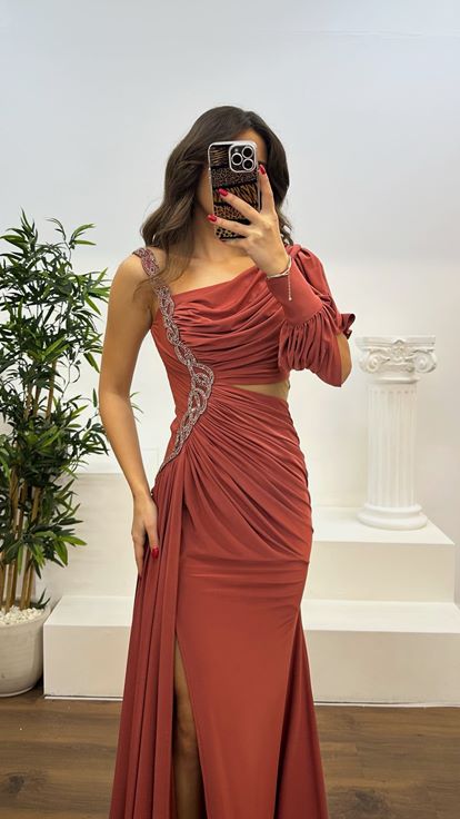 Vestido de noche con detalle de bordado y manga única de piel de cebolla