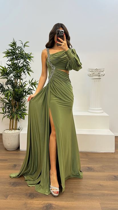 Robe de soirée kaki à manches simples et détails brodés