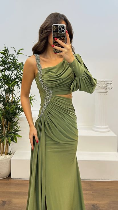 Robe de soirée kaki à manches simples et détails brodés