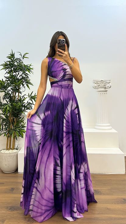 Vestido de noche con detalle de bordado transparente y cintura con un hombro color lavanda