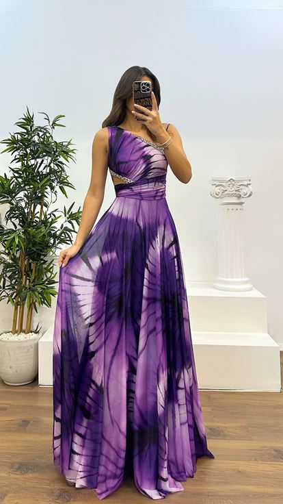 Vestido de noche con detalle de bordado transparente y cintura con un hombro color lavanda