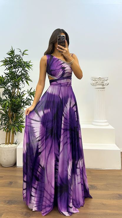 Vestido de noche con detalle de bordado transparente y cintura con un hombro color lavanda