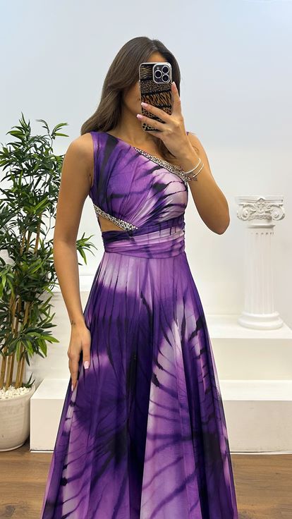 Vestido de noche con detalle de bordado transparente y cintura con un hombro color lavanda