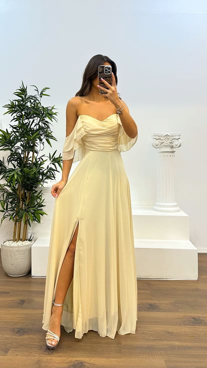 Abito da sera in chiffon drappeggiato con busto in visone