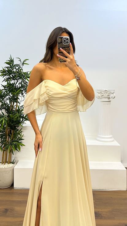 Abito da sera in chiffon drappeggiato con busto in visone