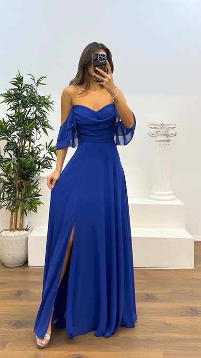 Abito da sera in chiffon drappeggiato sul petto di Saks