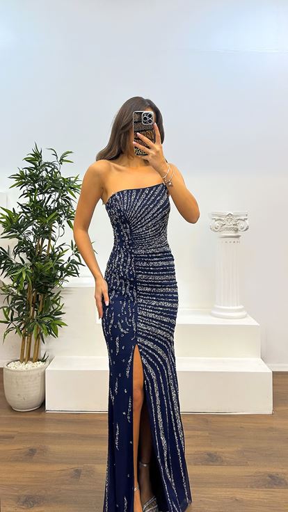 Abito da sera senza spalline ricamato