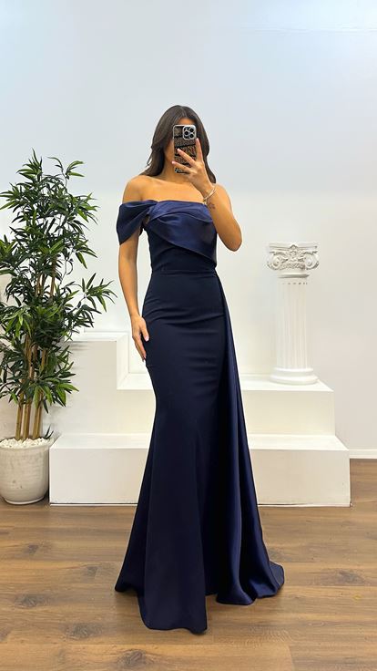 Abito da sera con dettagli in raso monospalla blu navy