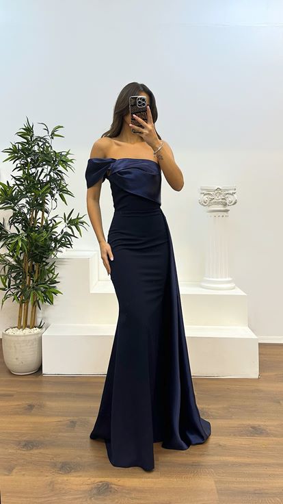 Abito da sera con dettagli in raso monospalla blu navy