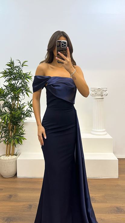 Abito da sera con dettagli in raso monospalla blu navy