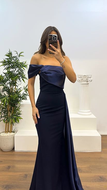 Abito da sera con dettagli in raso monospalla blu navy