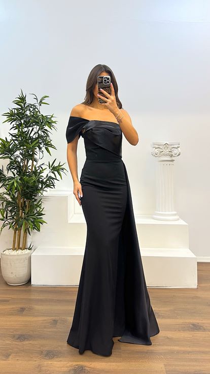 Abito da sera nero con dettagli in raso monospalla