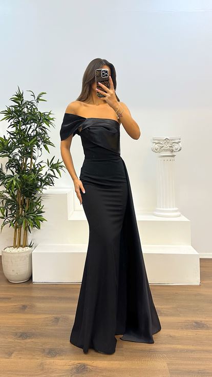 Abito da sera nero con dettagli in raso monospalla