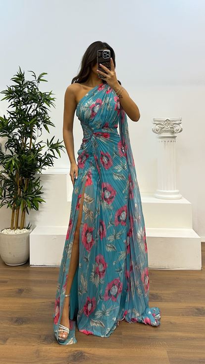 Vestido de noche de gasa plisado con un hombro azul