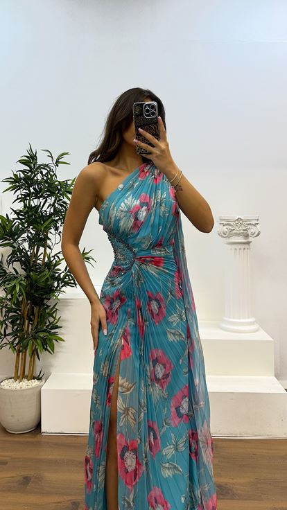 Vestido de noche de gasa plisado con un hombro azul