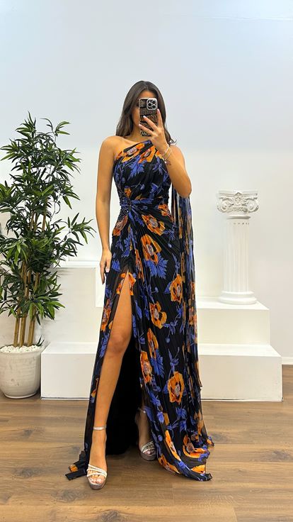 Orangefarbenes One-Shoulder-Abendkleid aus plissiertem Chiffon