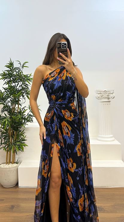 Orangefarbenes One-Shoulder-Abendkleid aus plissiertem Chiffon