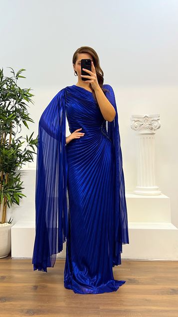 Saks Abendkleid in Übergröße mit plissiertem Taillendetail