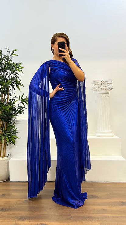 Abito da sera taglie forti con dettaglio vita plissettata Saks