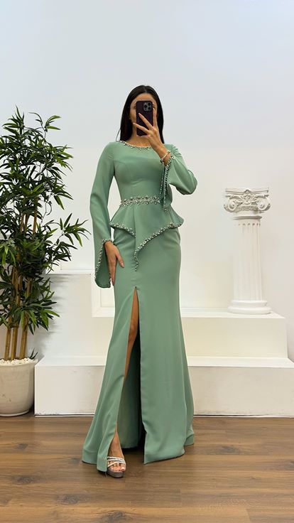 Robe design à manches volantées brodées de pierre menthe