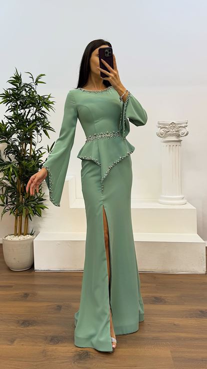 Robe design à manches volantées brodées de pierre menthe