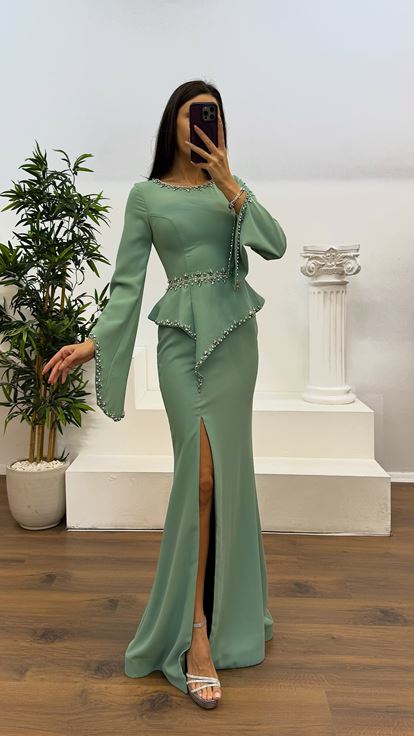 Robe design à manches volantées brodées de pierre menthe