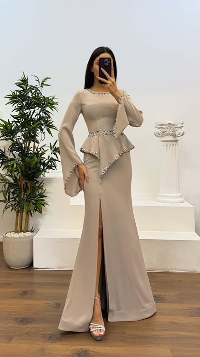 Robe de conception de détail de manches à volants brodées de pierre