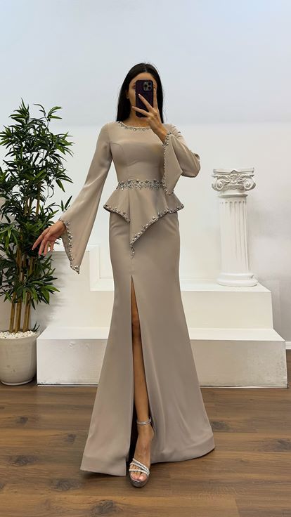 Robe de conception de détail de manches à volants brodées de pierre