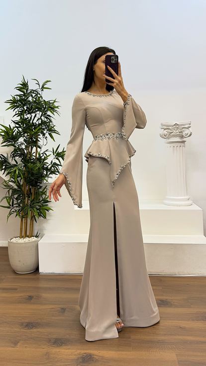 Robe de conception de détail de manches à volants brodées de pierre