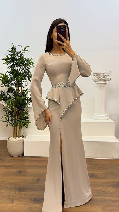 Robe de conception de détail de manches à volants brodées de pierre