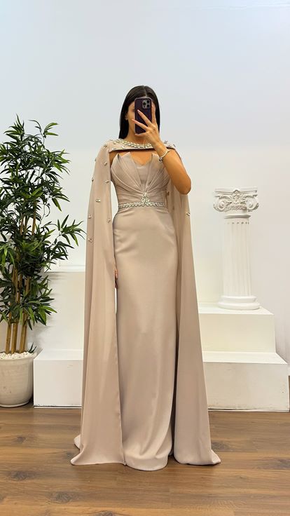 Robe de soirée détaillée en pierre avec cape en pierre