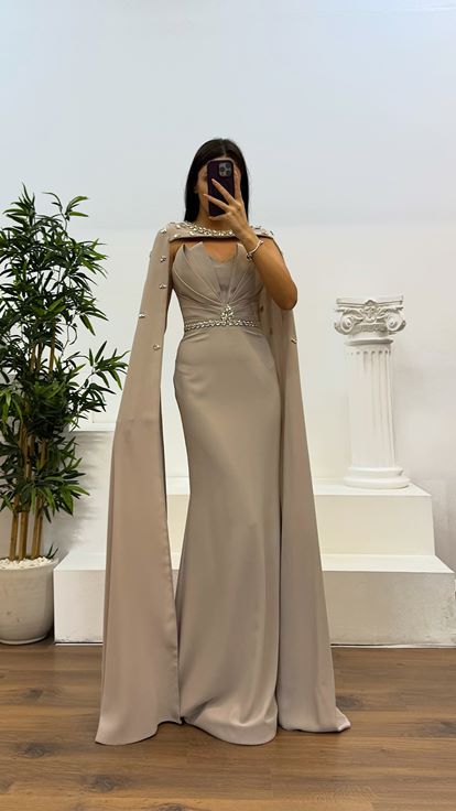 Robe de soirée détaillée en pierre avec cape en pierre