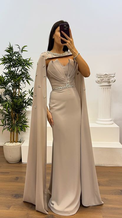 Robe de soirée détaillée en pierre avec cape en pierre