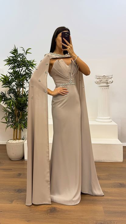 Robe de soirée détaillée en pierre avec cape en pierre