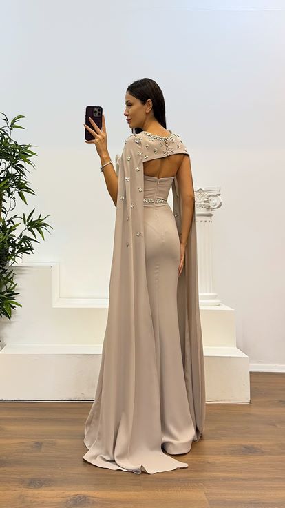 Robe de soirée détaillée en pierre avec cape en pierre