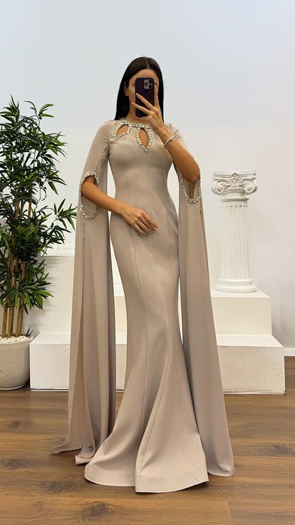 Abito da sera con dettagli in pietra