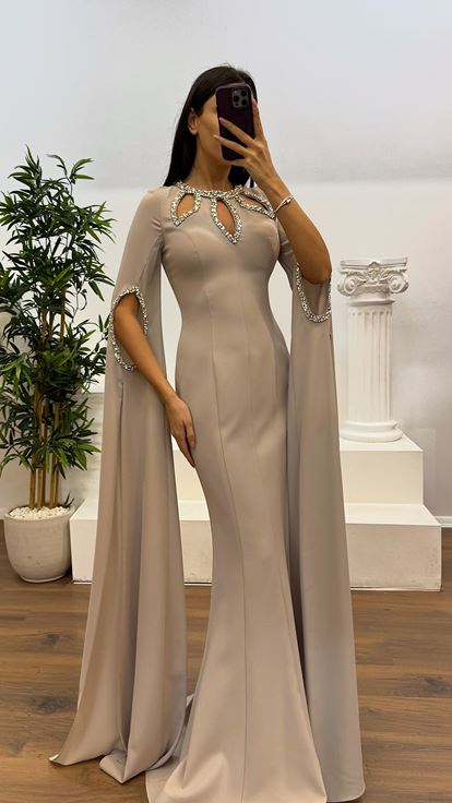 Abito da sera con dettagli in pietra