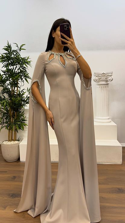 Abito da sera con dettagli in pietra