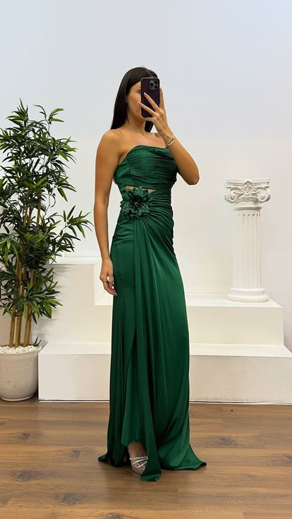 Abito da sera in raso verde senza spalline