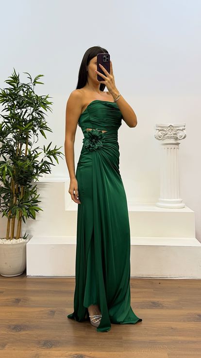Abito da sera in raso verde senza spalline