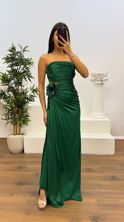 Abito da sera in raso verde senza spalline