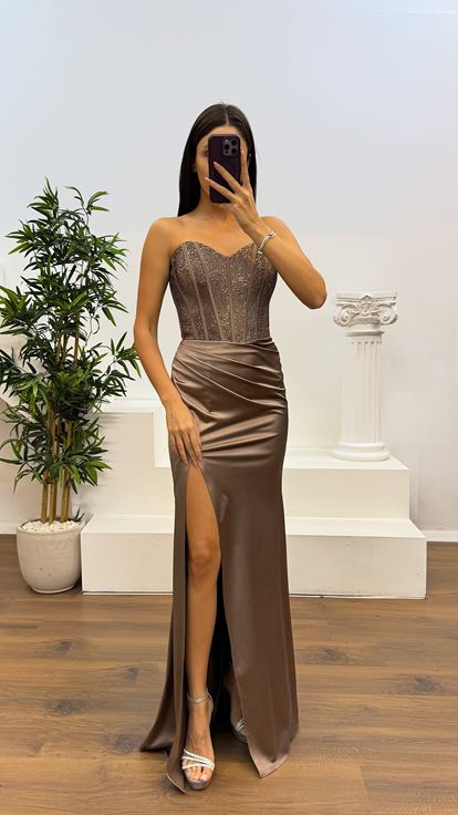 Abito da sera in raso con dettagli ricamati senza spalline in visone