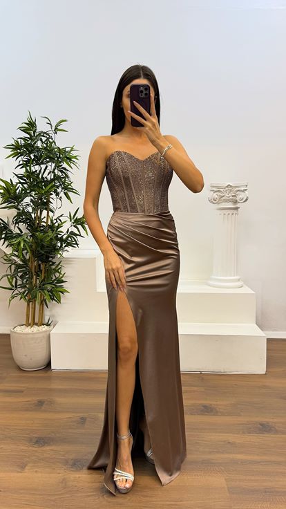 Abito da sera in raso con dettagli ricamati senza spalline in visone