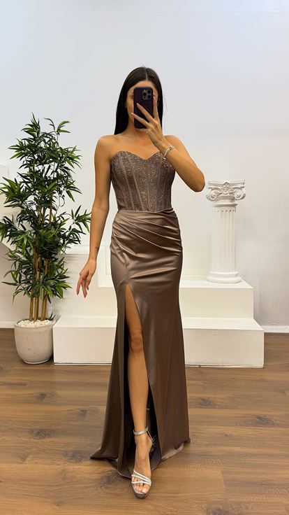 Abito da sera in raso con dettagli ricamati senza spalline in visone