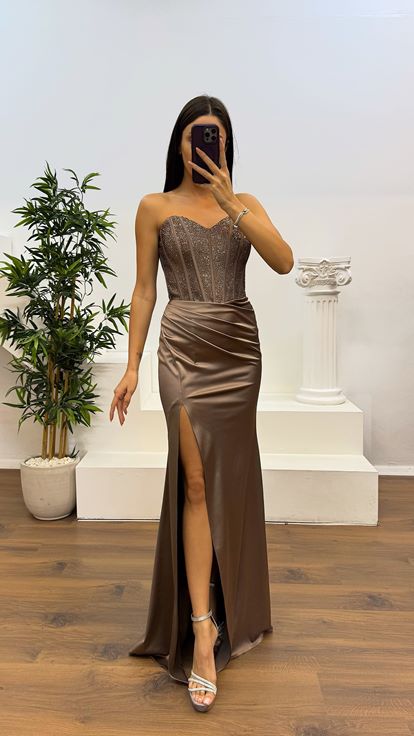 Abito da sera in raso con dettagli ricamati senza spalline in visone