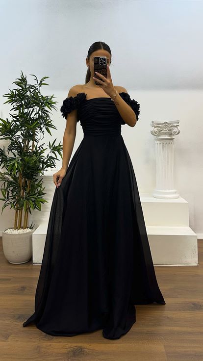 Vestido de noche negro con detalle floral y tiras