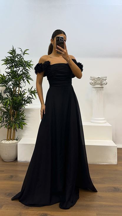 Vestido de noche negro con detalle floral y tiras